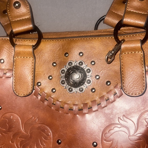 Brown leather bag used only a few days needed something larger - Picture 4 of 8
